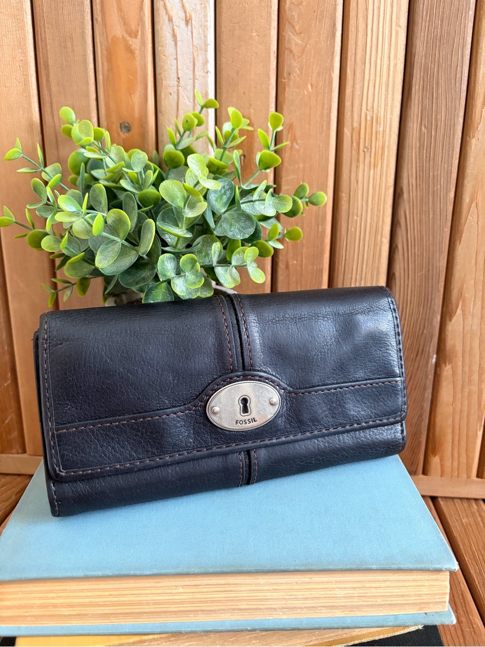 Fossil Maddox Black Soft Leather  Trifold Vintage Wallet - Silver Keyhole Plaque